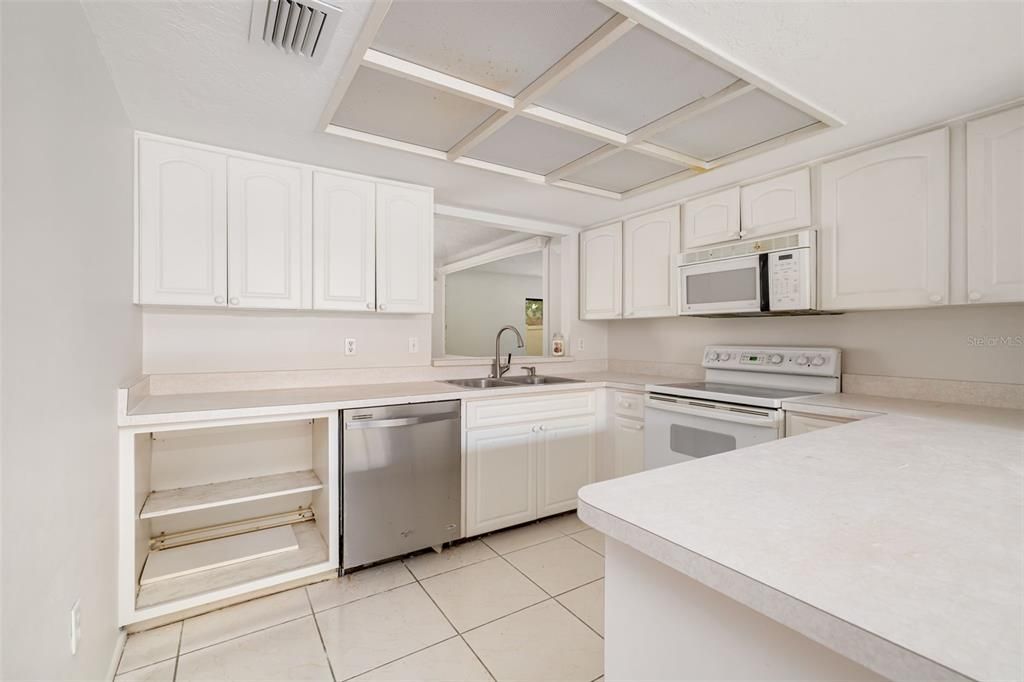 Под контрактом: $195,000 (3 спален, 2 ванн, 1545 Квадратных фут)