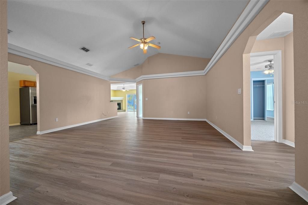 Activo con contrato: $274,900 (3 camas, 2 baños, 1650 Pies cuadrados)