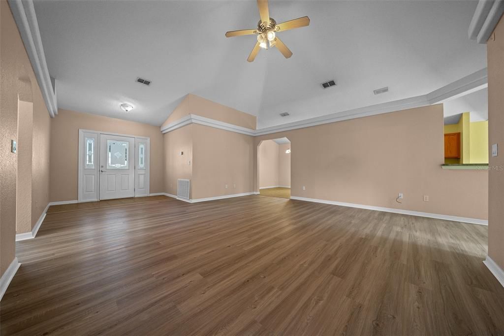 Activo con contrato: $274,900 (3 camas, 2 baños, 1650 Pies cuadrados)