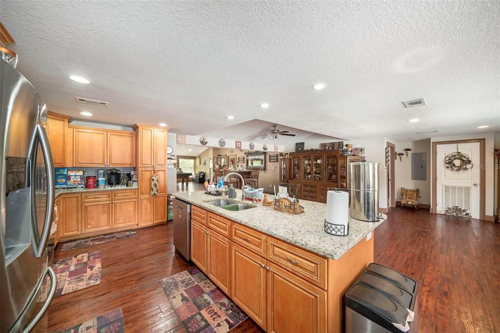 На продажу: $700,000 (5 спален, 4 ванн, 4166 Квадратных фут)