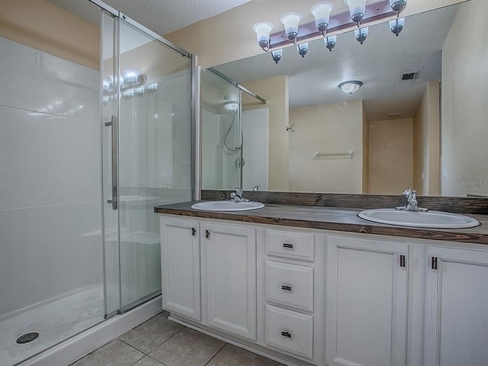 На продажу: $425,000 (5 спален, 2 ванн, 2721 Квадратных фут)