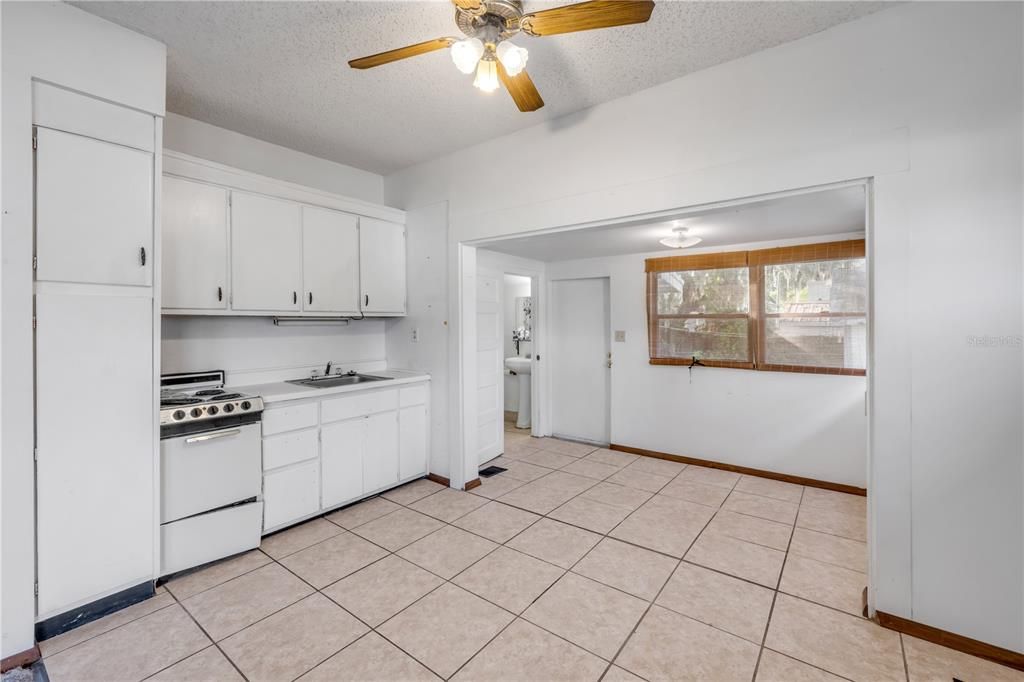 For Sale: $399,000 (3 beds, 3 baths, 1249 Square Feet)