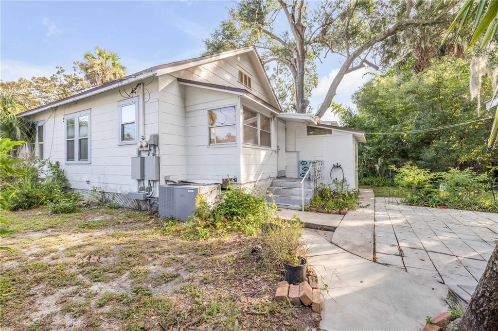 For Sale: $399,000 (3 beds, 3 baths, 1249 Square Feet)