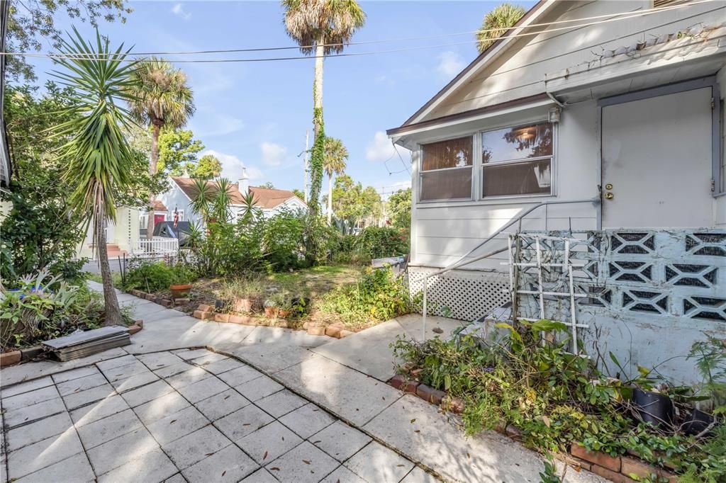 For Sale: $399,000 (3 beds, 3 baths, 1249 Square Feet)