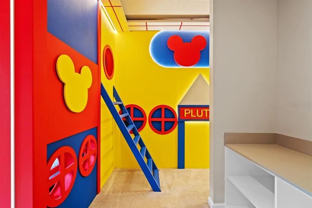 For Sale: $1,029,000 (5 beds, 5 baths, 1918 Square Feet)