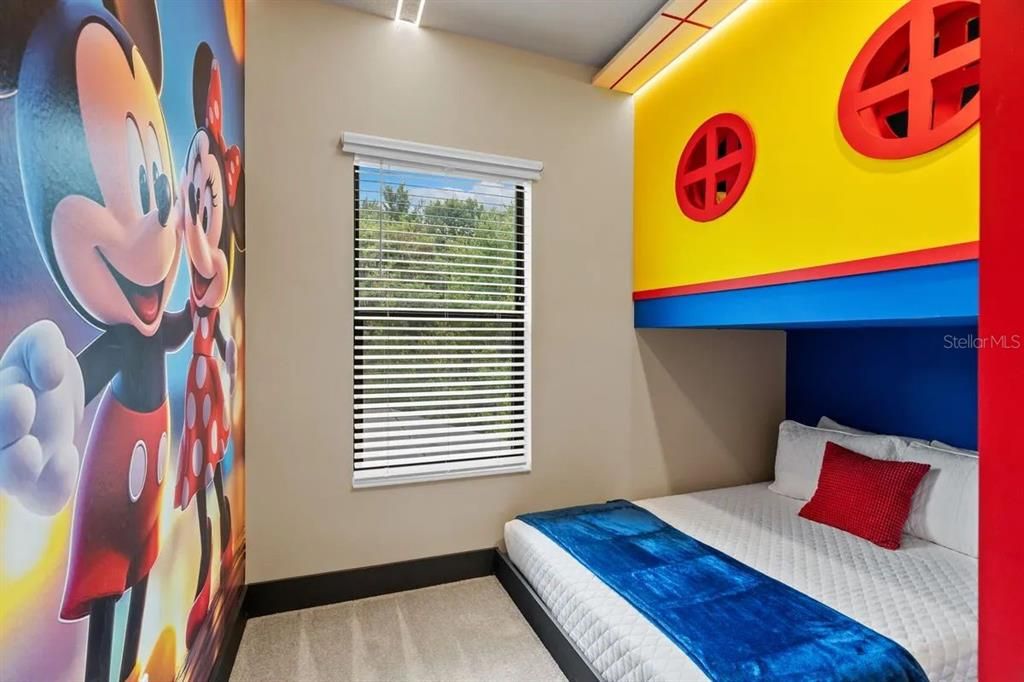 For Sale: $1,029,000 (5 beds, 5 baths, 1918 Square Feet)