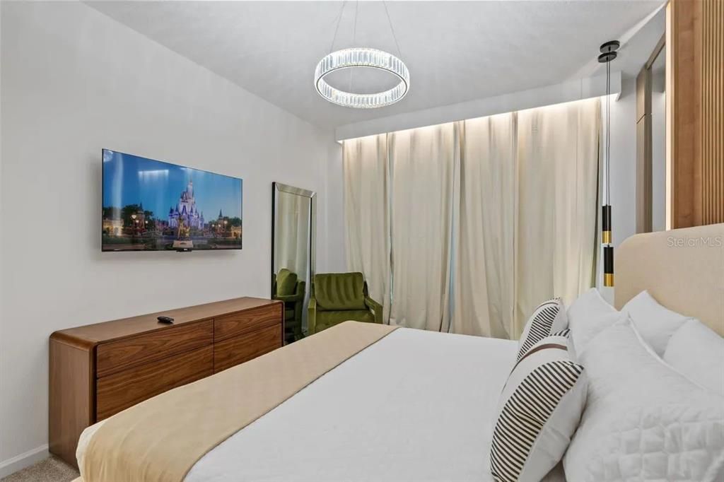 For Sale: $1,029,000 (5 beds, 5 baths, 1918 Square Feet)