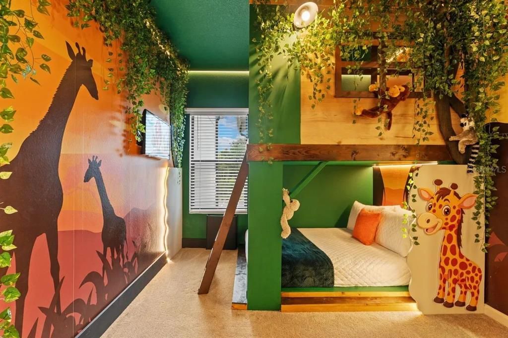 For Sale: $1,029,000 (5 beds, 5 baths, 1918 Square Feet)