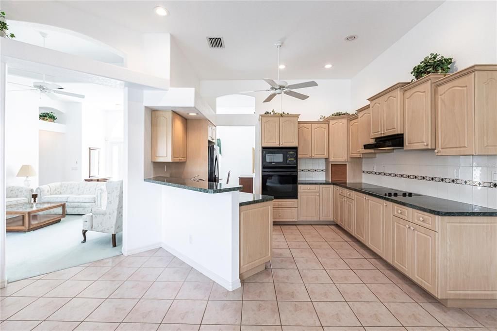 Activo con contrato: $480,000 (4 camas, 2 baños, 2339 Pies cuadrados)