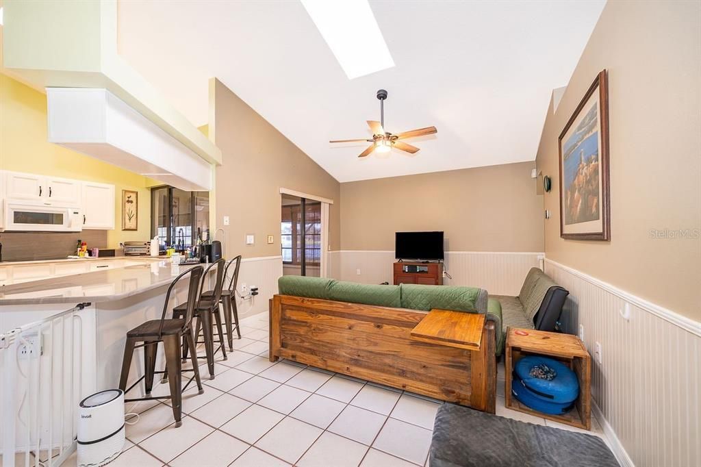 待售: $399,000 (4 贝兹, 3 浴室, 1921 平方英尺)