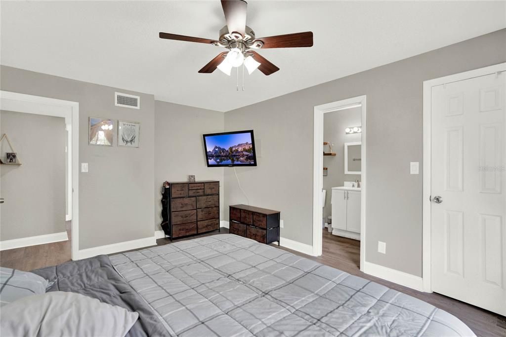 合同活跃: $149,999 (3 贝兹, 2 浴室, 1150 平方英尺)