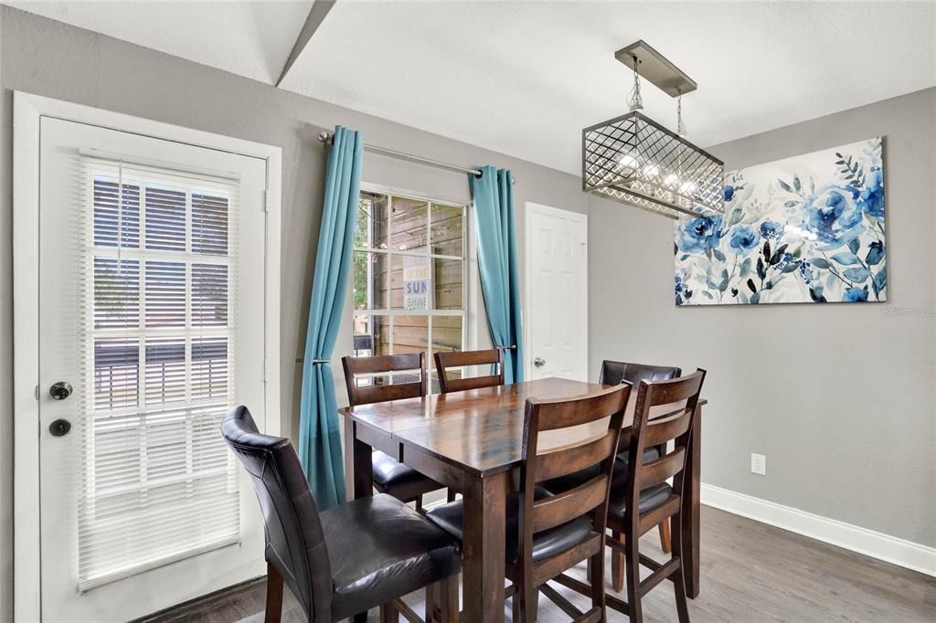 合同活跃: $149,999 (3 贝兹, 2 浴室, 1150 平方英尺)