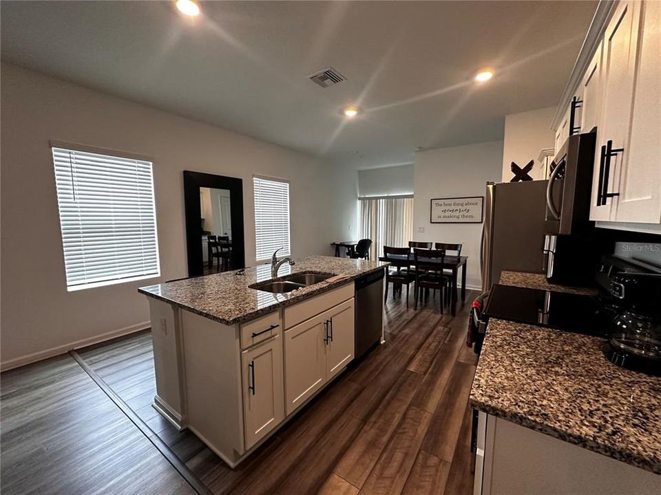 Под контрактом: $1,895 (3 спален, 2 ванн, 1365 Квадратных фут)