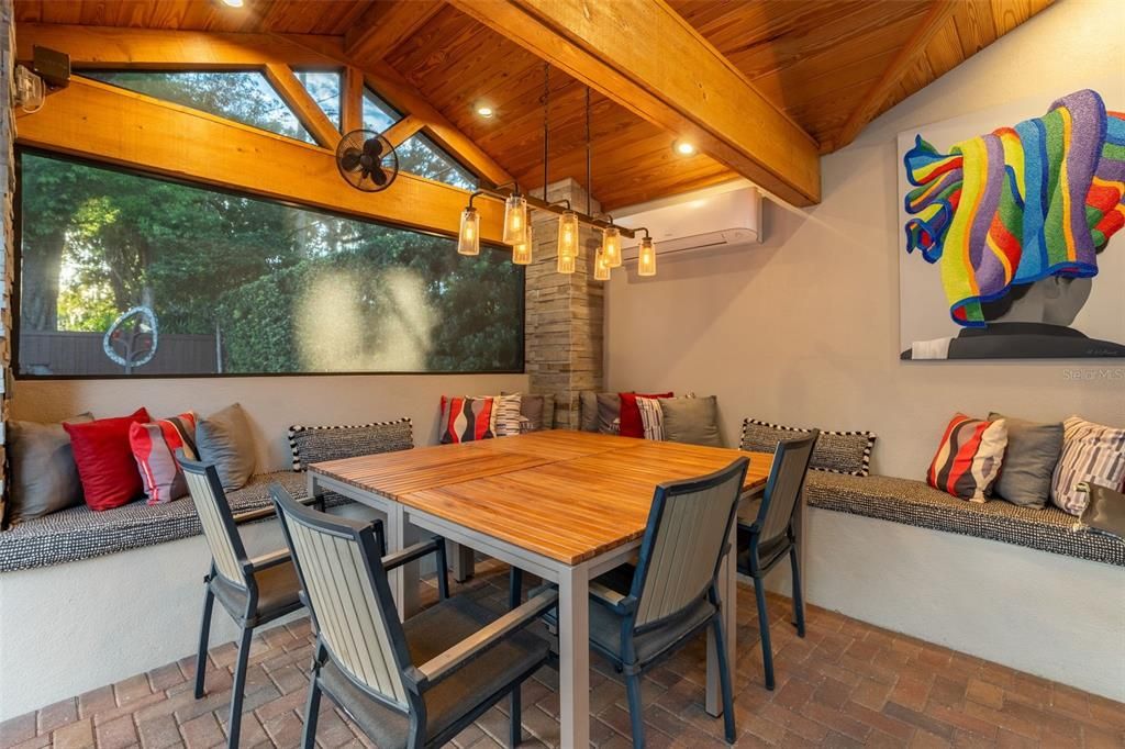 Под контрактом: $1,395,000 (4 спален, 3 ванн, 2727 Квадратных фут)