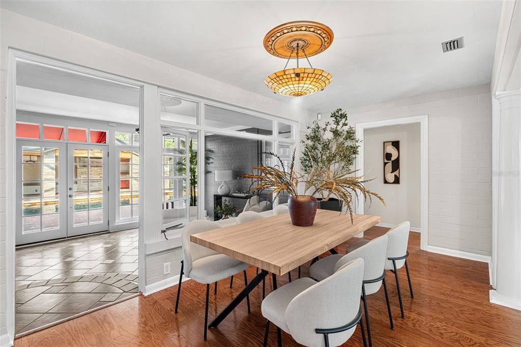 Под контрактом: $1,395,000 (4 спален, 3 ванн, 2727 Квадратных фут)