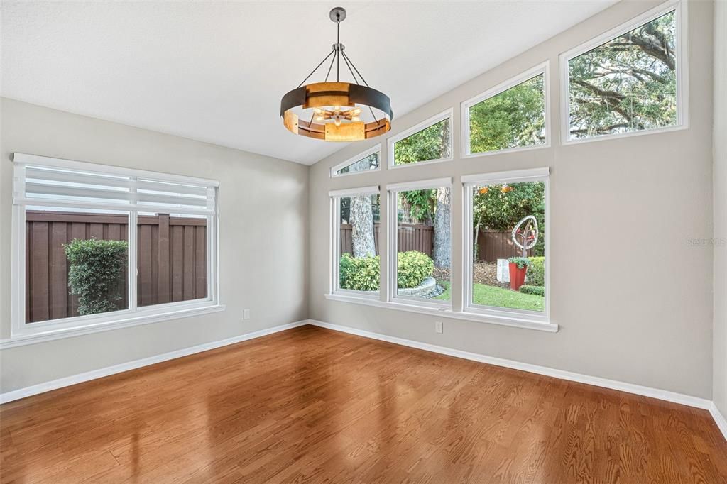 Под контрактом: $1,395,000 (4 спален, 3 ванн, 2727 Квадратных фут)