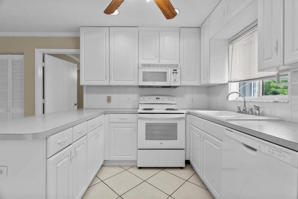 En Venta: $369,900 (4 camas, 0 baños, 2169 Pies cuadrados)