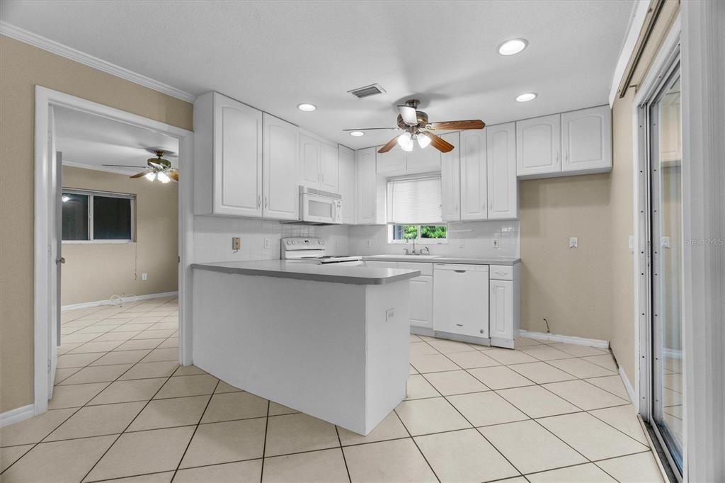 En Venta: $369,900 (4 camas, 0 baños, 2169 Pies cuadrados)