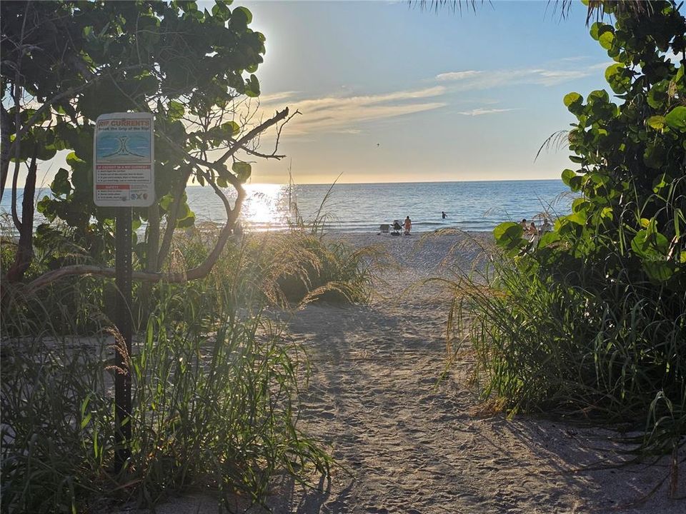 待售: $450,000 (2 贝兹, 1 浴室, 900 平方英尺)