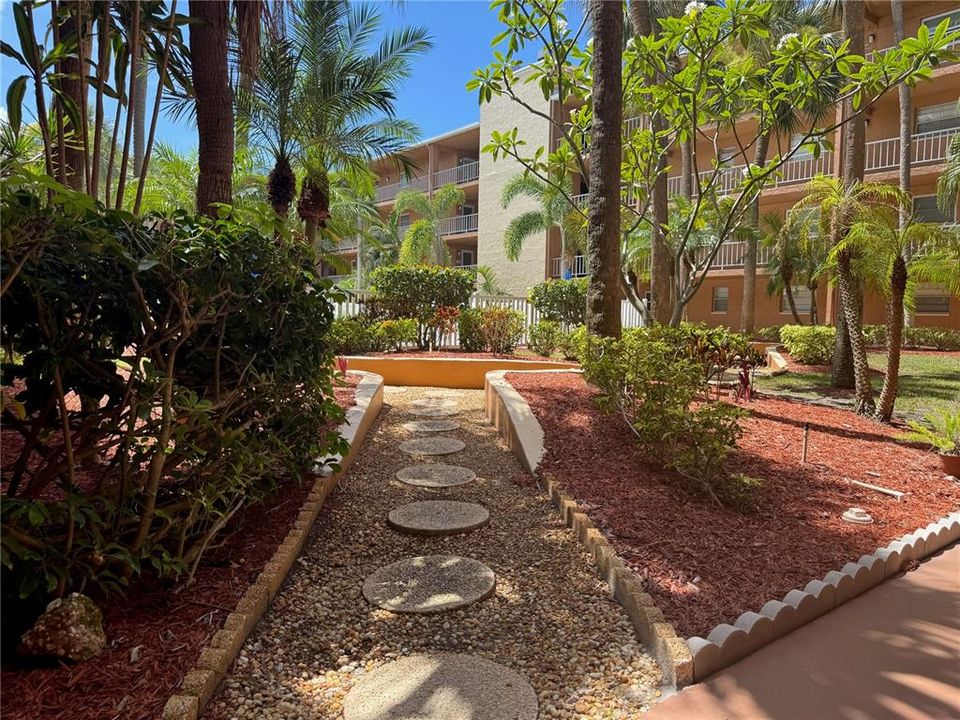 For Rent: $1,800 (2 beds, 2 baths, 987 Square Feet)