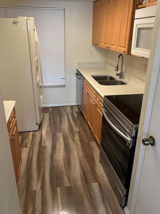 For Rent: $1,800 (2 beds, 2 baths, 987 Square Feet)