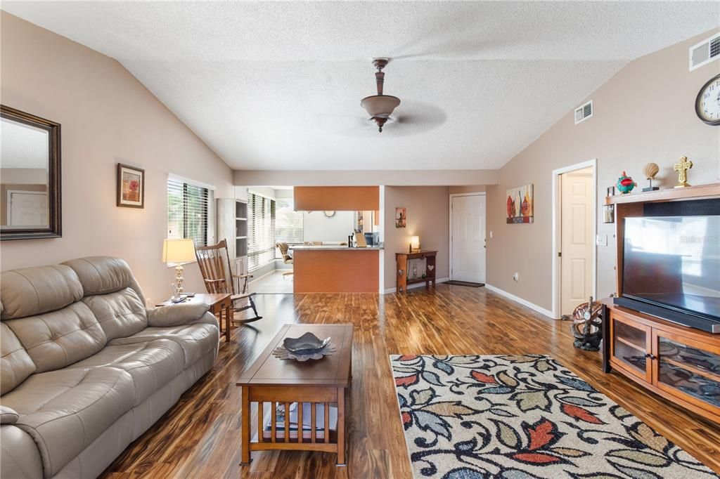 En Venta: $233,000 (2 camas, 2 baños, 1366 Pies cuadrados)