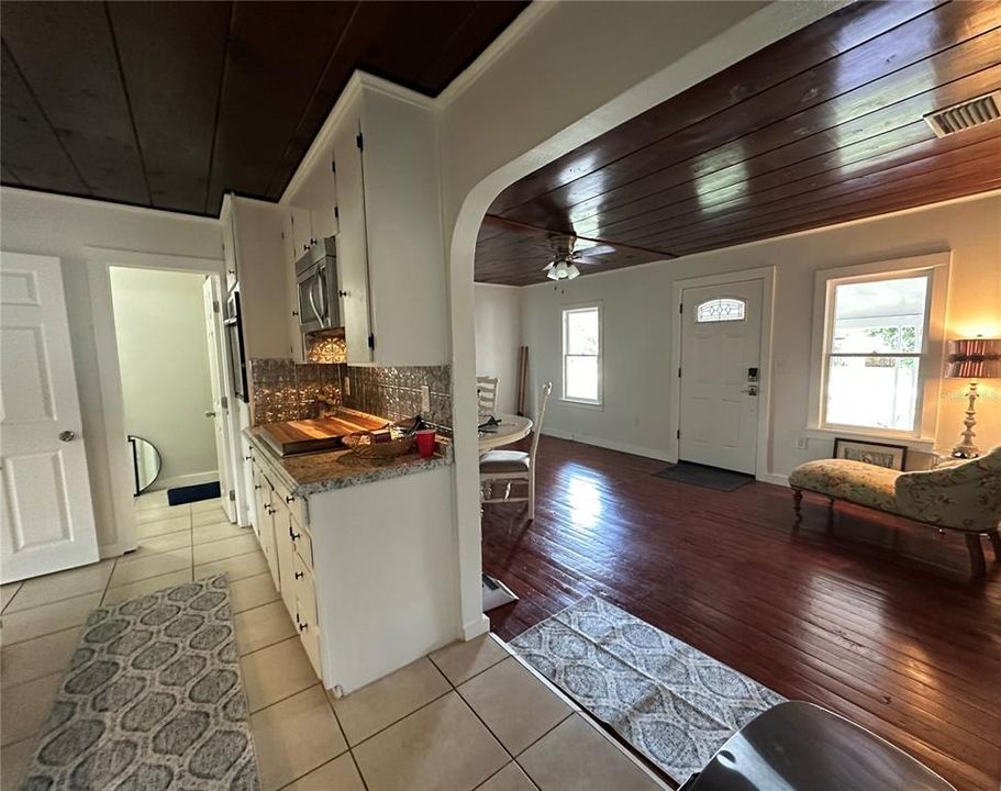 Active With Contract: $2,500 (2 beds, 2 baths, 1133 Square Feet)