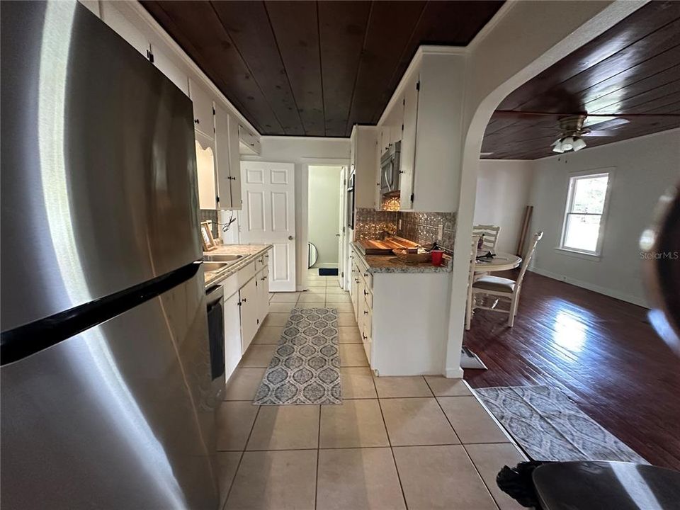 Active With Contract: $2,500 (2 beds, 2 baths, 1133 Square Feet)