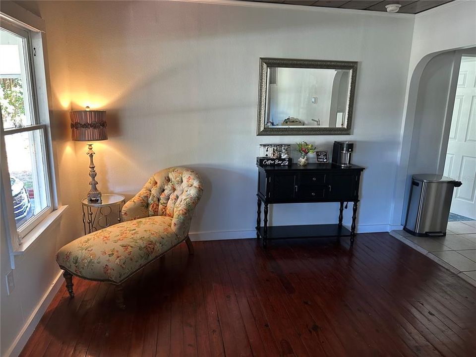 Active With Contract: $2,500 (2 beds, 2 baths, 1133 Square Feet)