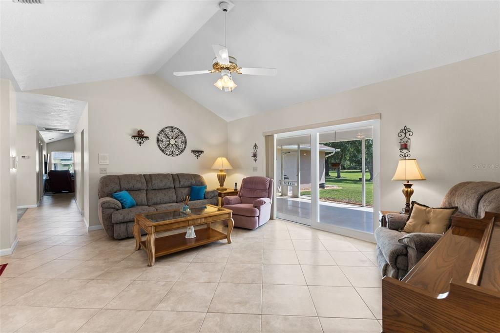 合同活跃: $899,000 (4 贝兹, 3 浴室, 2607 平方英尺)