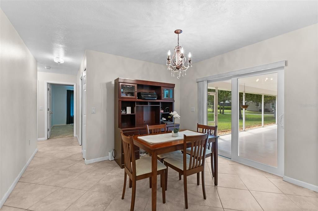 合同活跃: $899,000 (4 贝兹, 3 浴室, 2607 平方英尺)