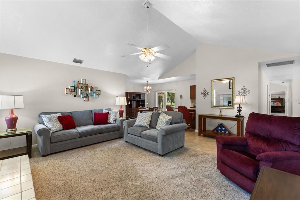 合同活跃: $899,000 (4 贝兹, 3 浴室, 2607 平方英尺)