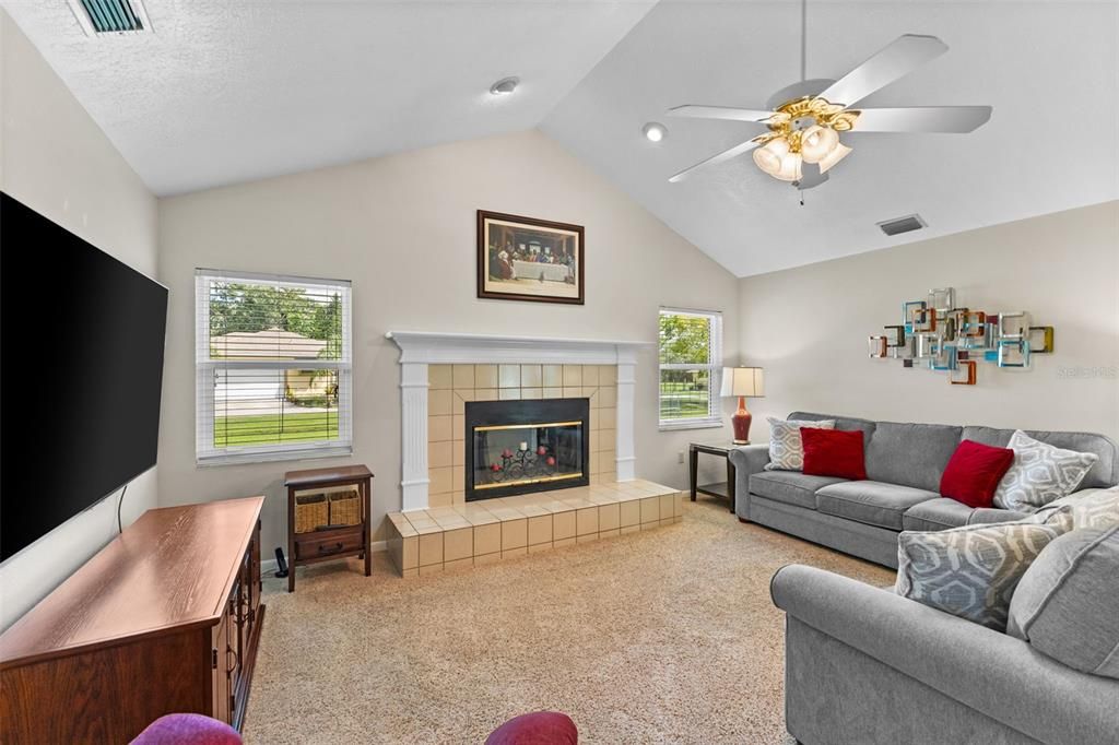 合同活跃: $899,000 (4 贝兹, 3 浴室, 2607 平方英尺)