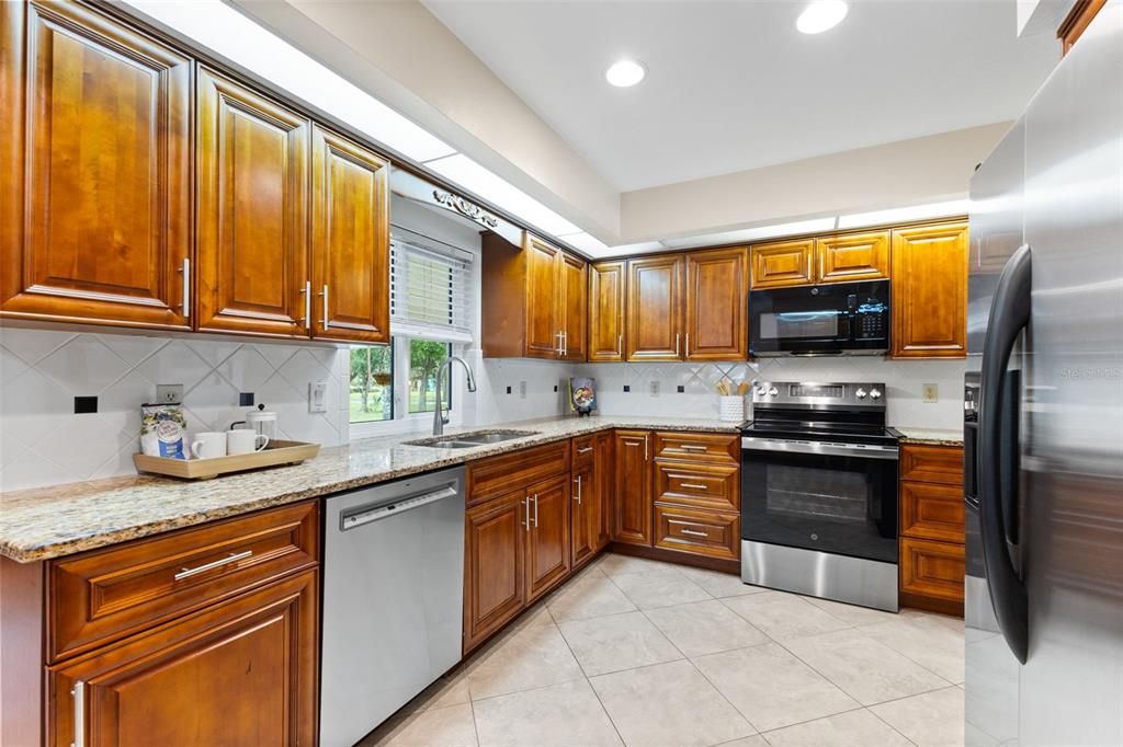 合同活跃: $899,000 (4 贝兹, 3 浴室, 2607 平方英尺)