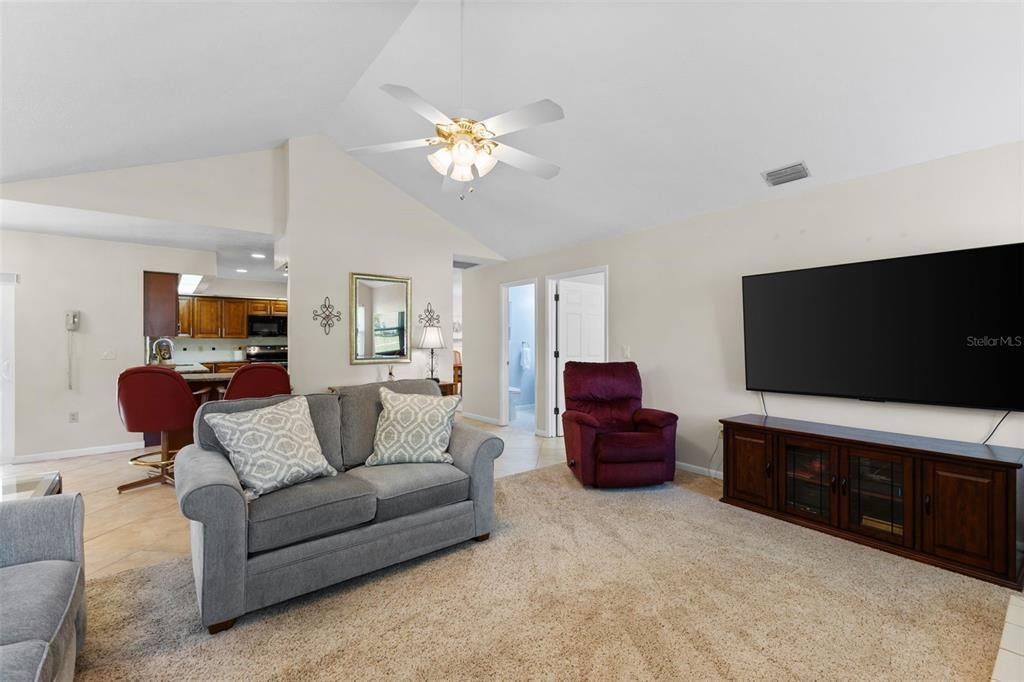 合同活跃: $899,000 (4 贝兹, 3 浴室, 2607 平方英尺)