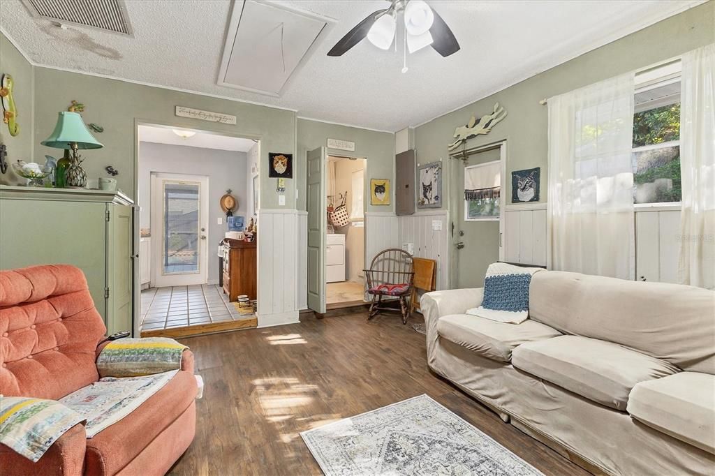 For Sale: $310,000 (3 beds, 2 baths, 1490 Square Feet)