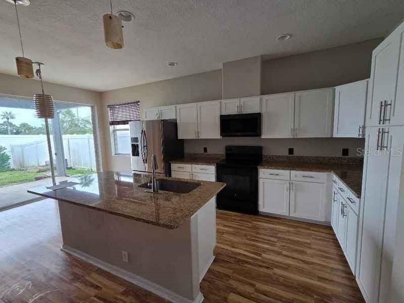 Под контрактом: $286,200 (4 спален, 2 ванн, 1966 Квадратных фут)