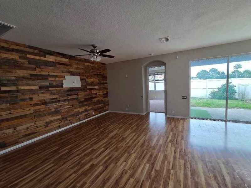 Под контрактом: $286,200 (4 спален, 2 ванн, 1966 Квадратных фут)