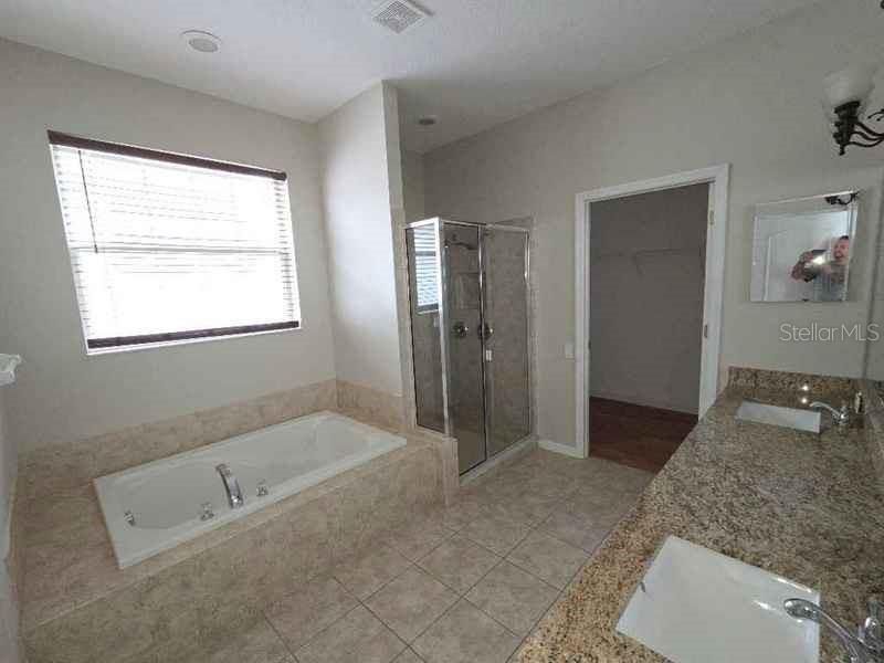 Под контрактом: $286,200 (4 спален, 2 ванн, 1966 Квадратных фут)