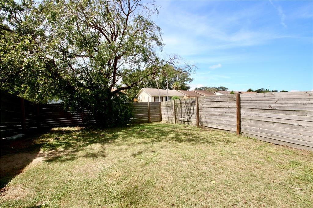 For Sale: $199,500 (2 beds, 1 baths, 896 Square Feet)