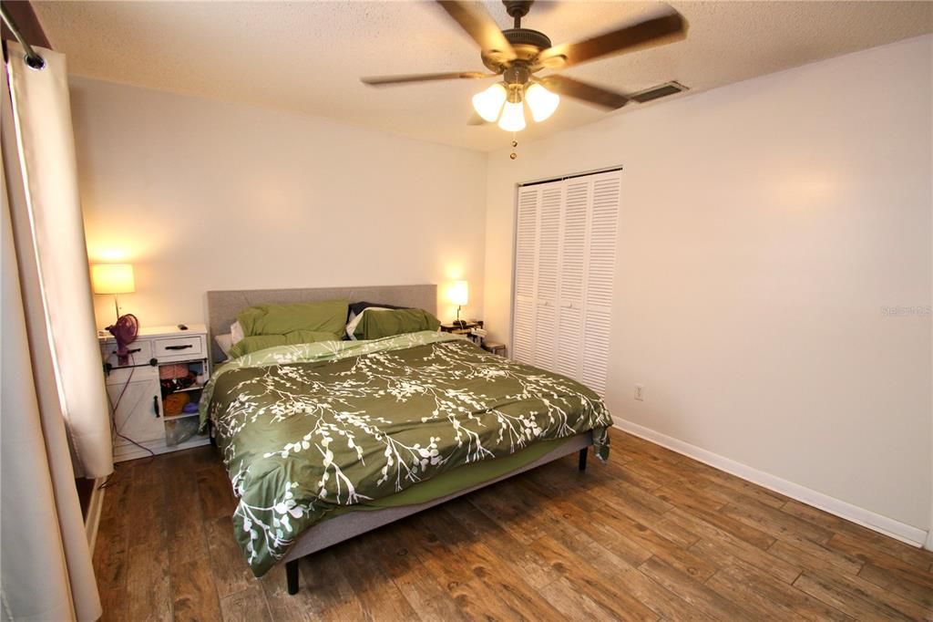 For Sale: $199,500 (2 beds, 1 baths, 896 Square Feet)