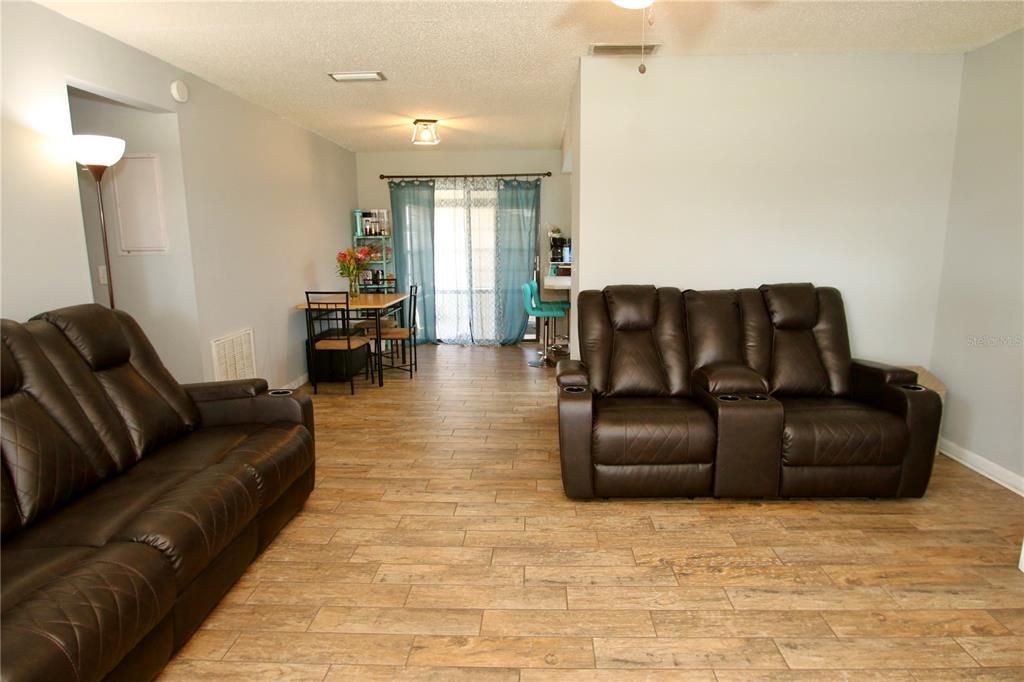 For Sale: $199,500 (2 beds, 1 baths, 896 Square Feet)