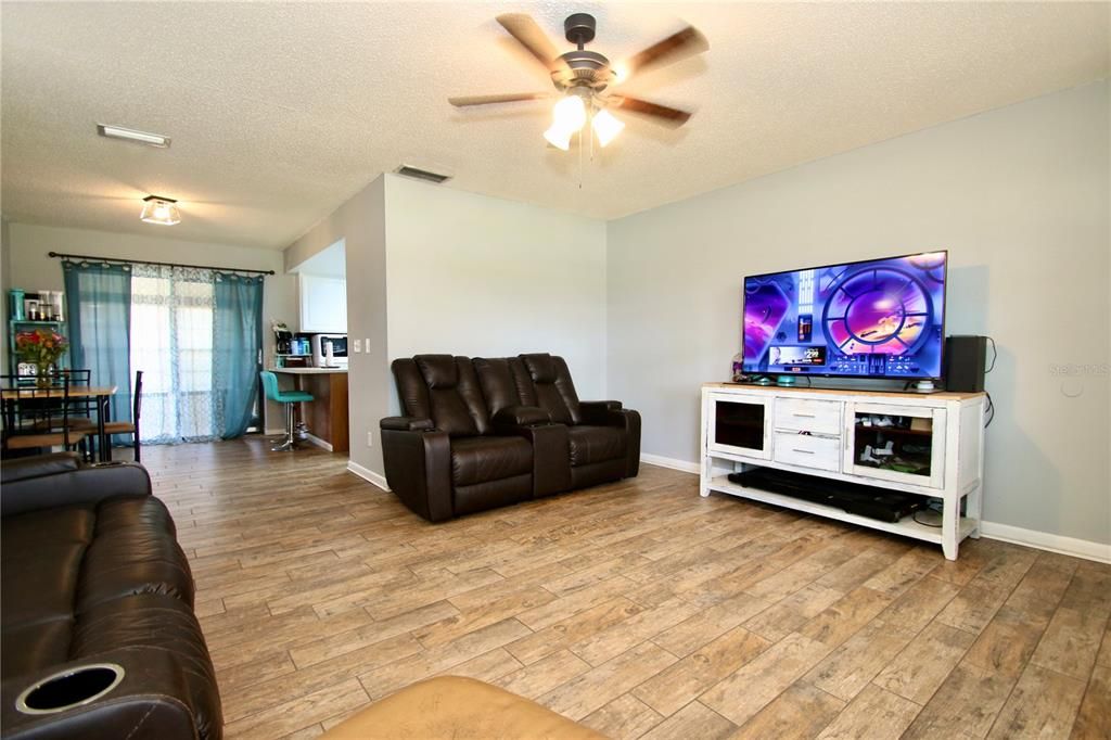 For Sale: $199,500 (2 beds, 1 baths, 896 Square Feet)