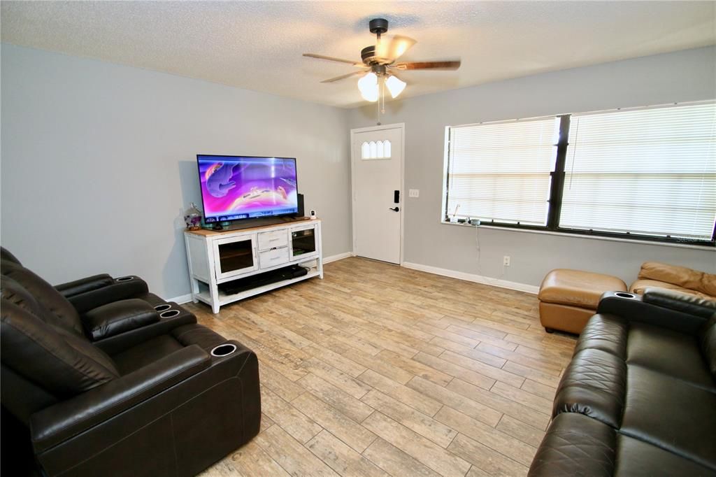For Sale: $199,500 (2 beds, 1 baths, 896 Square Feet)