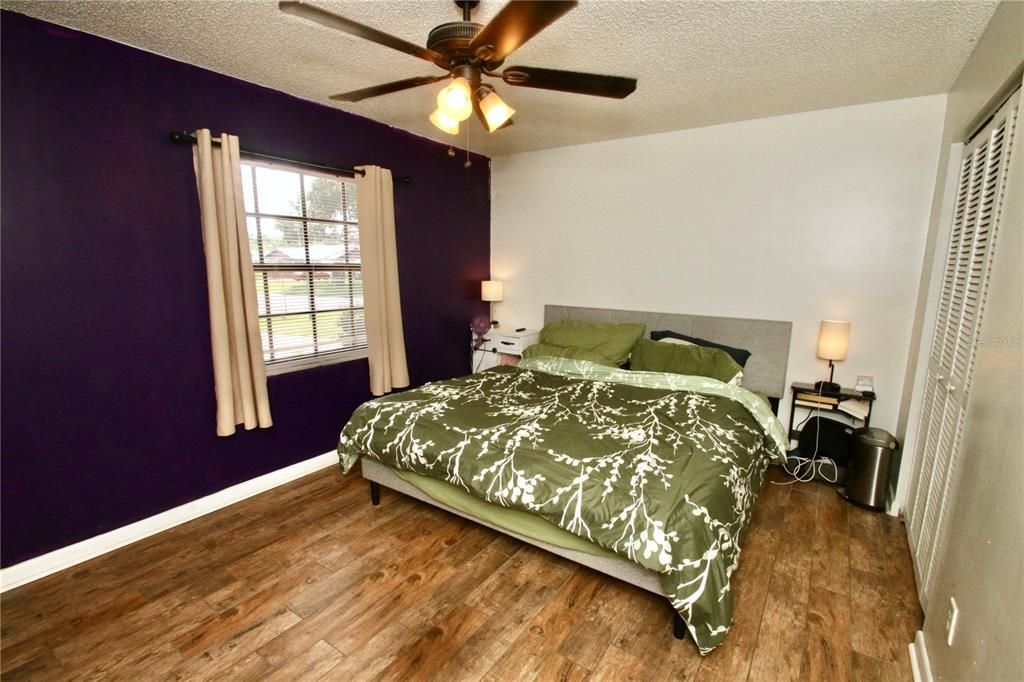 For Sale: $199,500 (2 beds, 1 baths, 896 Square Feet)