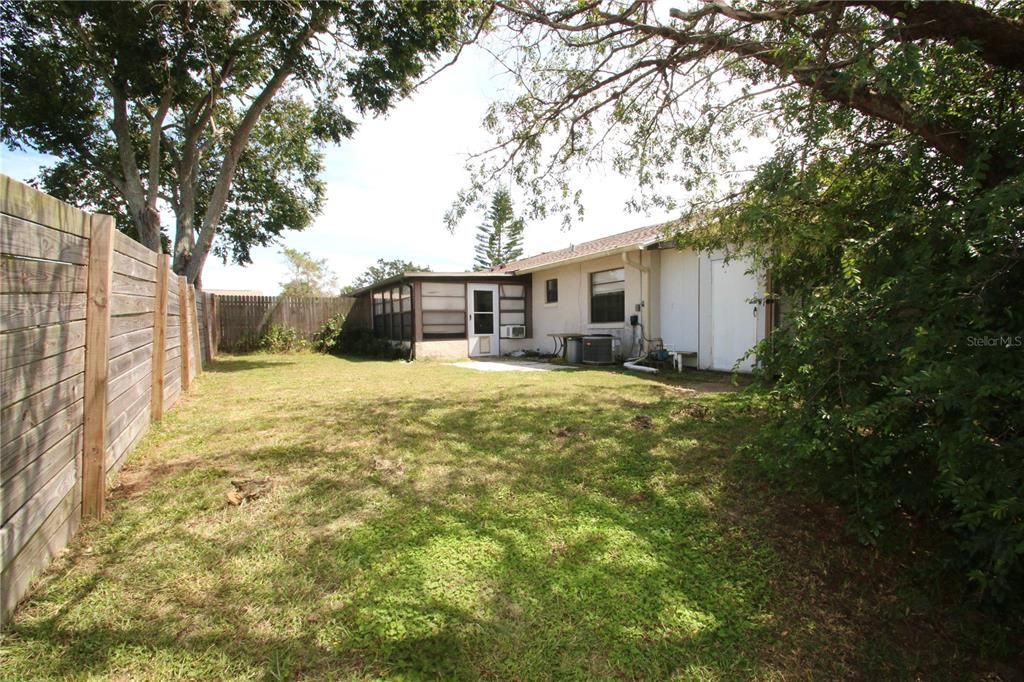 For Sale: $199,500 (2 beds, 1 baths, 896 Square Feet)