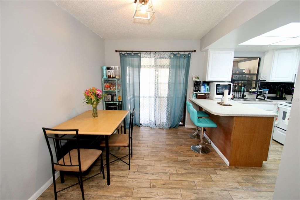 For Sale: $199,500 (2 beds, 1 baths, 896 Square Feet)
