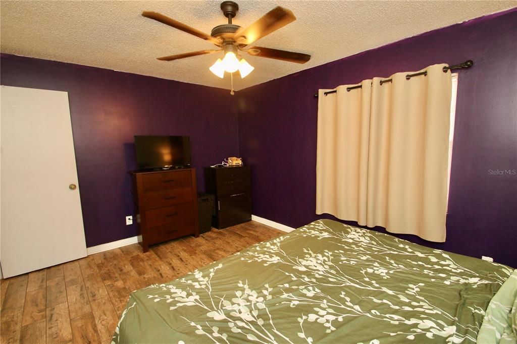 For Sale: $199,500 (2 beds, 1 baths, 896 Square Feet)