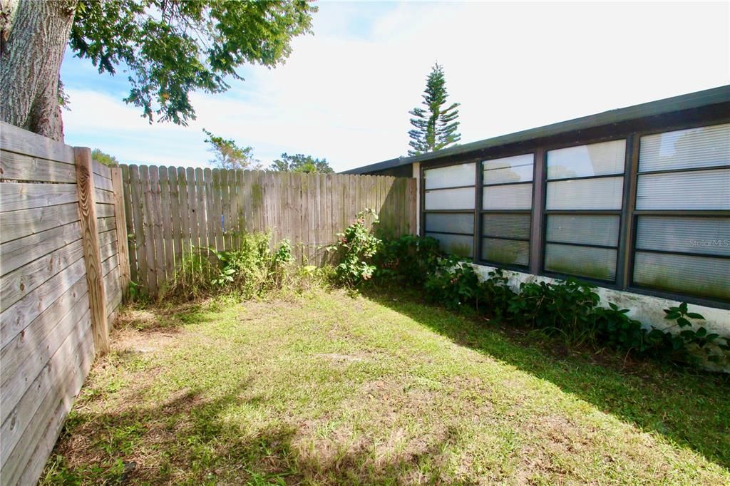 For Sale: $199,500 (2 beds, 1 baths, 896 Square Feet)