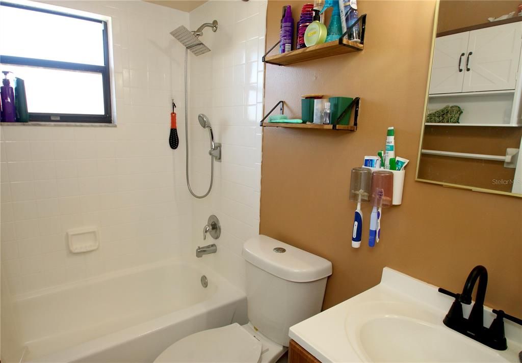 For Sale: $199,500 (2 beds, 1 baths, 896 Square Feet)